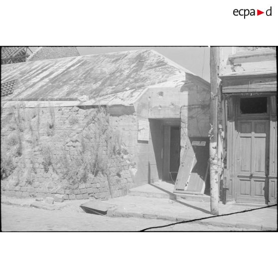 A Dunkerque, entrée d'un abri réservé à l'armée allemande et interdit à la population civile française.