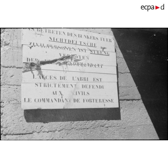 A Dunkerque, pancarte apposée à l'entrée d'un abri réservé à l'armée allemande et interdit à la population civile française.