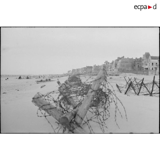 Dunkerque en ruine vue depuis une plage.