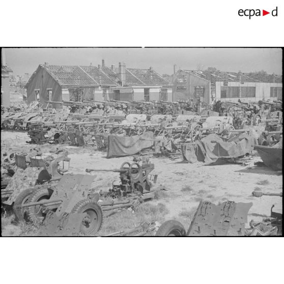 A Dunkerque, stockage de pièces d'artillerie prises à l'ennemi.