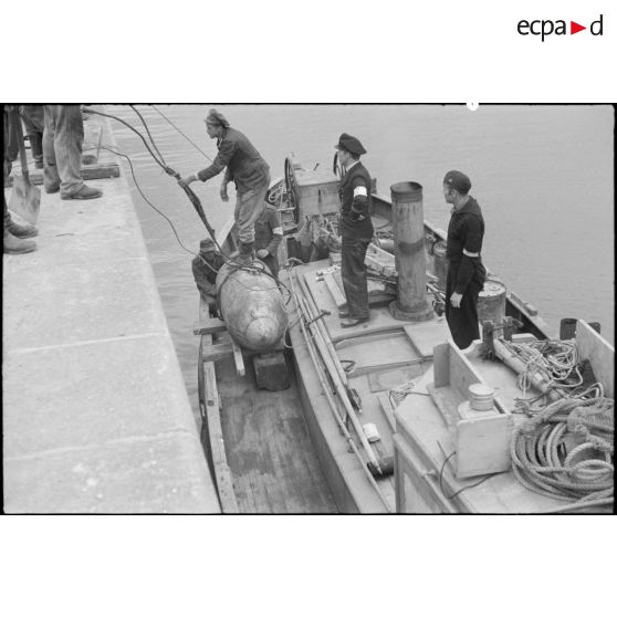 Des marins allemands prisonniers sont réquisitionnés pour déminer le port de Dunkerque.