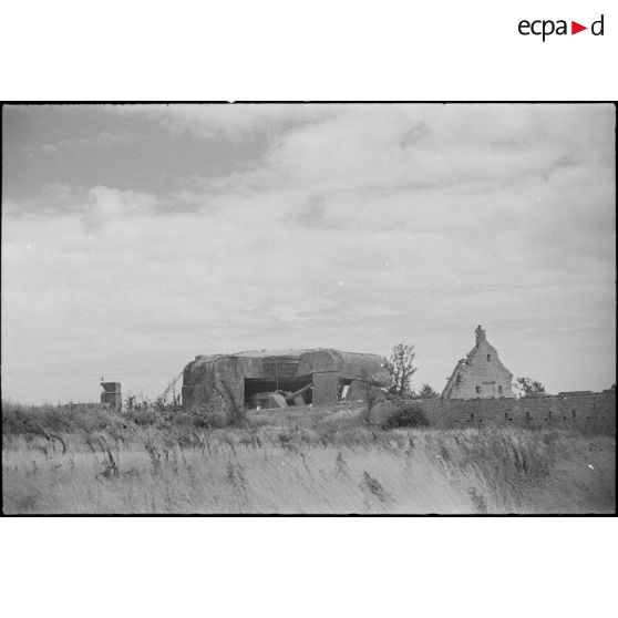 Blockhaus détruit de la batterie d'artillerie allemande côtière Todt au Cap Gris-Nez.