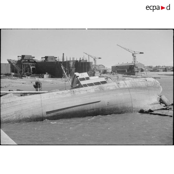 Epave dans le port de Dunkerque et coque de navire sur le chantier naval à l'abandon.