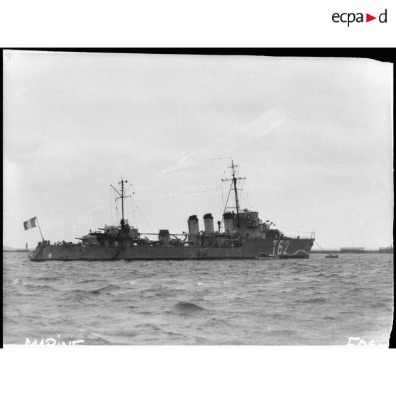 Vue tribord du torpilleur Siroco - ou Sirocco - (numéro de coque T 62) au mouillage.