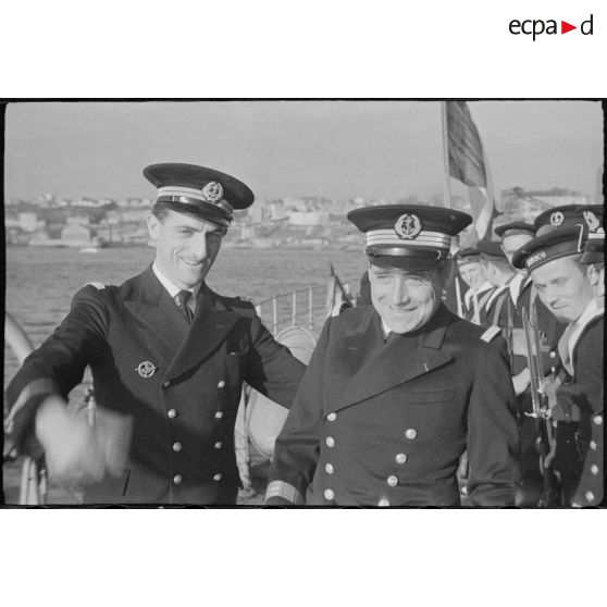 Portrait d'un enseigne de vaisseau, pilote de l'aéronautique navale, et du lieutenant de vaisseau Sevellec, officier en second du torpilleur Siroco. L'enseigne de vaisseau porte l'insigne de brevet de pilote.