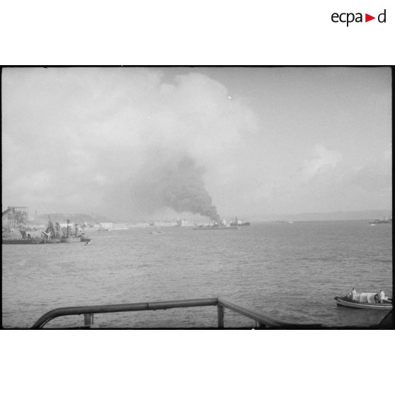Incendie à bord d'un pétrolier britannique dans le port de Brest.