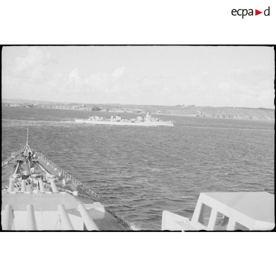 Le contre-torpilleur Le Malin (numéro de coque X 82), qui croise au large des côtes françaises, vu depuis la plage avant du croiseur Dunkerque.