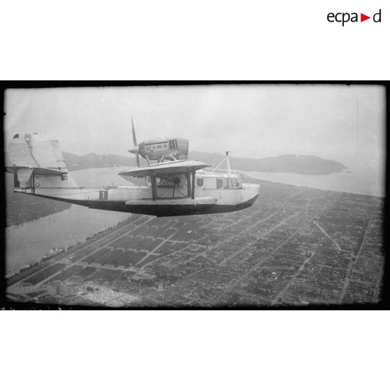 L'hydravion de reconnaissance Loire 130 n° 34, affecté sur le croiseur-école Jeanne d'Arc, survole les entrepôts du port de Santos au Brésil.