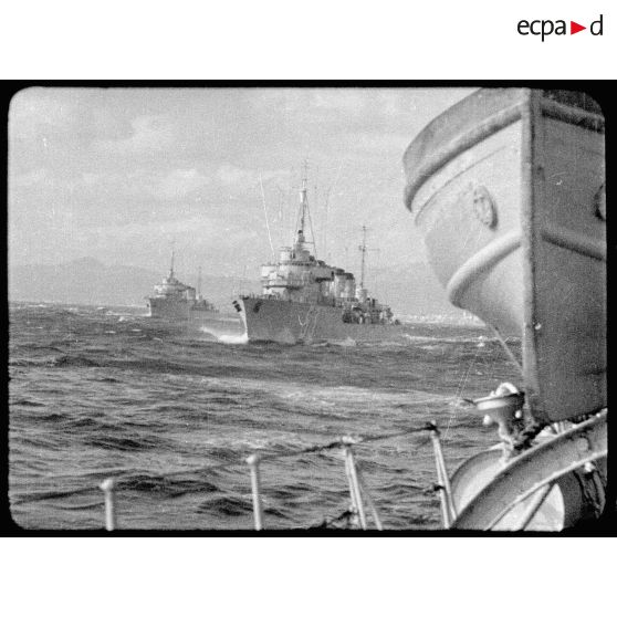 Vue de trois quarts bâbord avant de deux contre-torpilleurs classe Le Fantasque (l'un d'entre eux est peut-être Le Malin).