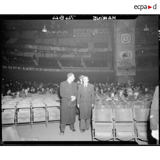 Soirée de la Marine nationale au Vélodrome d'Hiver : arrivée de Louis Jacquinot, ministre, et de Henri Frenay, ministre des Prisonniers, Déportés et Réfugiés.