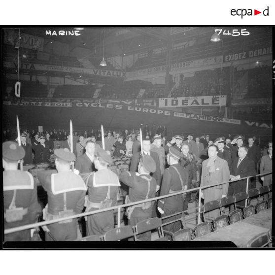 Soirée de la Marine nationale au Vélodrome d'Hiver : arrivée de Louis Jacquinot, ministre, et de Henri Frenay, ministre des Prisonniers, Déportés et Réfugiés.