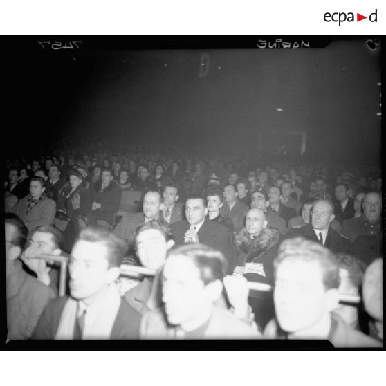 Soirée de la Marine nationale au Vélodrome d'Hiver : les spectateurs assistent à un match de boxe. Au deuxième rang au centre, Louis Jacquinot, ministre de la Marine.