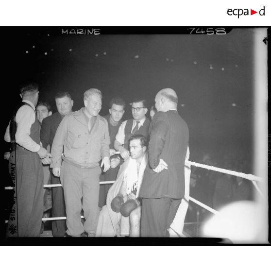 Soirée de la Marine nationale au Vélodrome d'Hiver : Jean Gabin vient encourager Marcel Cerdan lors d'un match de boxe.