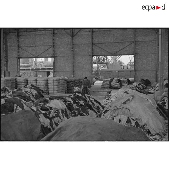 Peaux probablement saisies dans le cadre du blocus de l'Allemagne et stockées dans un entrepôt.