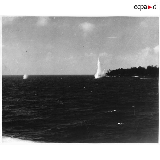 Des bâtiments, dont le croiseur Georges Leygues, sont pris à partie par les batteries côtières allemandes alors qu'ils bombardent les côtes au large de Toulon.