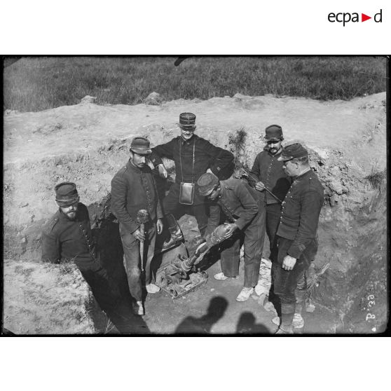 Obusiers de tranchée au chargement [légende d'origine]