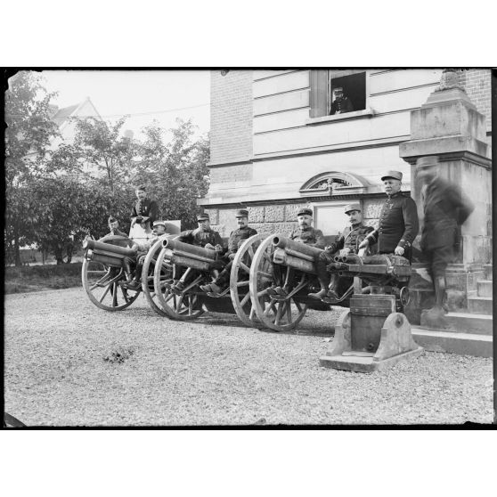 Grand Quartier Général à Doullens (Somme) canons allemands. [légende d'origine]