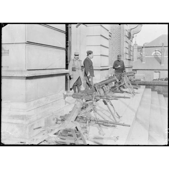 Grand Quartier Général. Lance bombes et mitrailleuses allemandes. [légende d’origine]