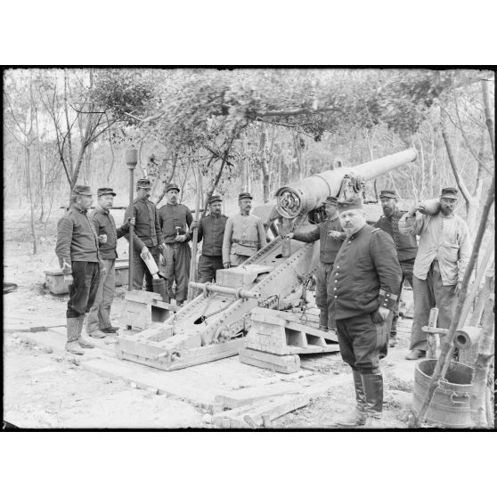 Canon 155 long en batterie au Bois des Alleux. [légende d'origine]