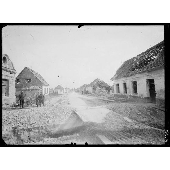 Vue générale de la Targette (Pas de Calais), à gauche ambulance du front. [légende d’origine]
