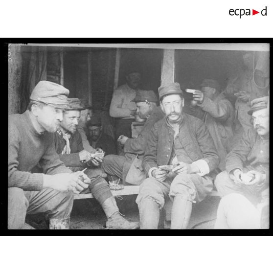 Repas dans les tranchées. [légende d’origine]