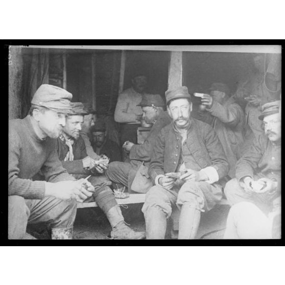Repas dans les tranchées. [légende d’origine]