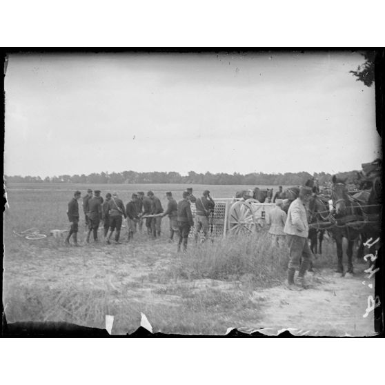St Etienne près Châlons (4e armée). Ravitaillement en munitions d’artillerie (route de Châlons). [légende d’origine]