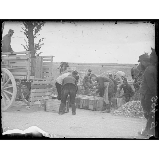 St Etienne près Châlons (4e armée). Ravitaillement en munitions d’artillerie (route de Châlons). [légende d’origine]