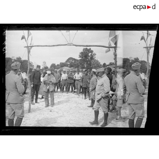 Fête du 14 juillet 1915. St Etienne. Les artilleurs aux jeux d’adresse. [légende d’origine]