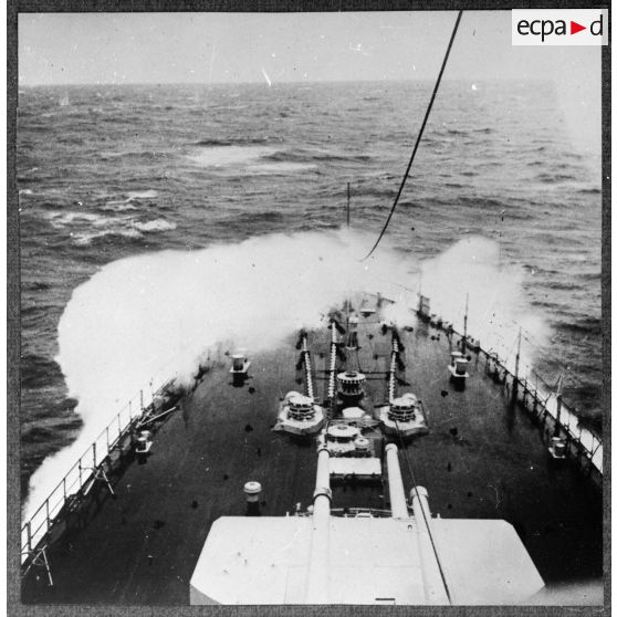 Plage avant d'un navire de la Marine nationale en mer.