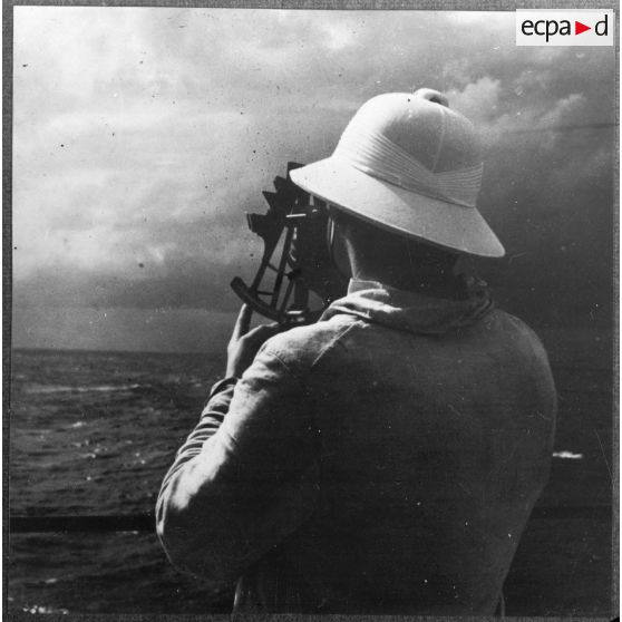 Un marin fait le point avec un sextant.