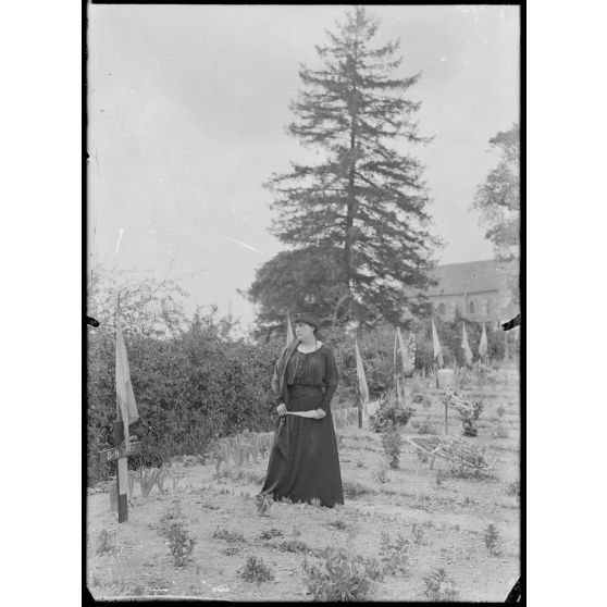 Me Segond Weber sur les tombes des soldats morts pour la Patrie en septembre à Sainte-Menehould. [légende d’origine]