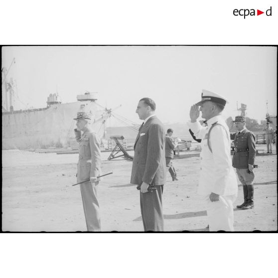 Le commissaire à la Marine, Louis Jacquinot, lors d'une cérémonie sur un quai du port d'Alger.