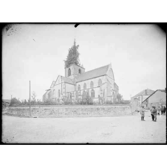 Eglise de Sommesuippe (Marne), avec feuillage sur le clocher pour le dissimuler (4e armée). [légende d’origine]