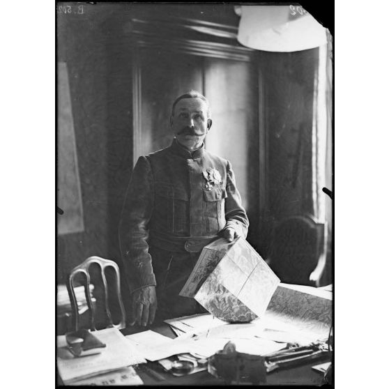 Le général Dubail dans son bureau au QG de Bar-le-Duc. [légende d’origine]