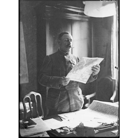 QG Bar-le-Duc. Général Dubail dans son bureau. [légende d’origine]