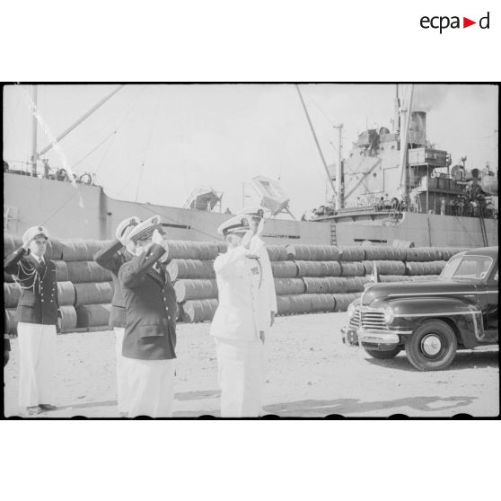 Officiers de la Marine nationale et de l'US Navy sur un quai du port d'Alger.