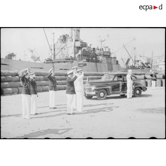 Officiers de la Marine nationale et de l'US Navy sur un quai du port d'Alger.