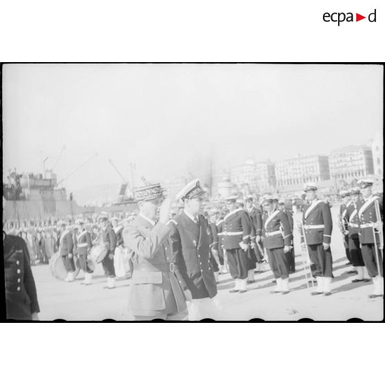 Revue de troupes sur un quai du port d'Alger.
