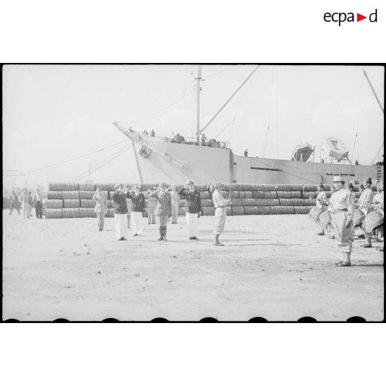 Exécution de l'hymne national par la nouba du 1er régiment de tirailleurs algériens (1er RTA) sur un quai du port d'Alger.