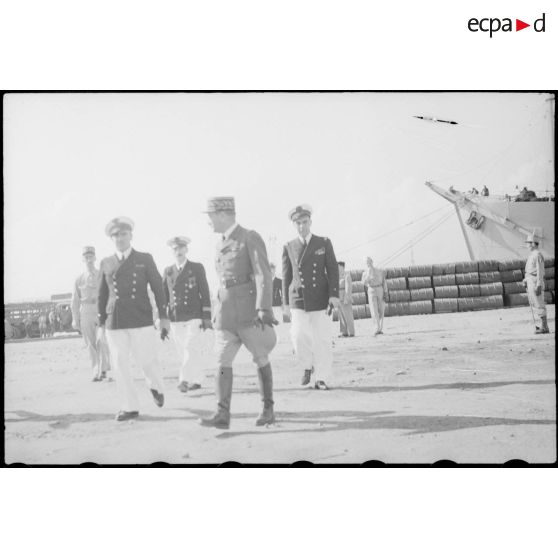 Autorités militaires sur un quai du port d'Alger.