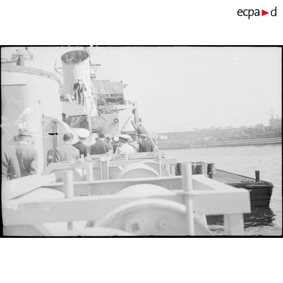Les autorités civiles et militaires sont à bord de l'escorteur l'Algérien à quai dans le port d'Alger.