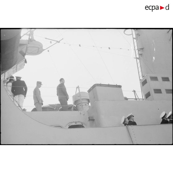 Louis Jacquinot, commissaire à la Marine, et le général d'armée Georges Catroux, commissaire chargé des Affaires musulmanes et gouverneur général de l'Algérie, sont à bord de l'escorteur l'Algérien.