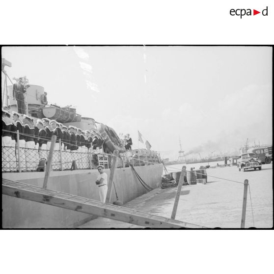 L'équipage de l'escorteur l'Algérien est à la bande sur le pont du navire pour la visite du commissaire à la Marine, Louis Jacquinot.