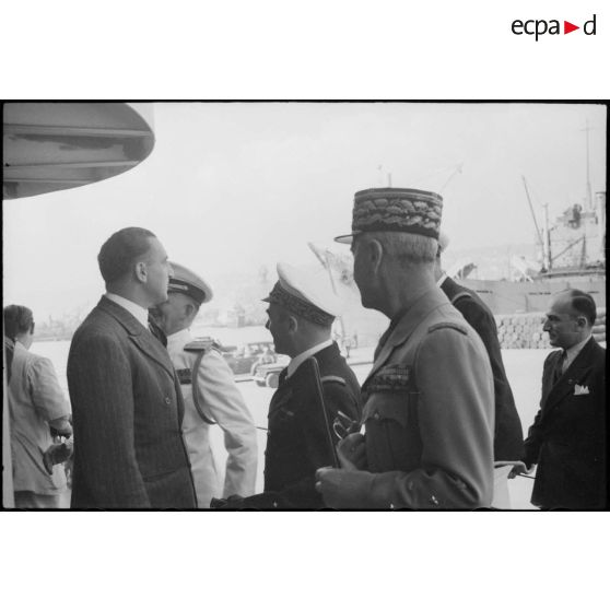 Louis Jacquinot, ministre de la Marine, à bord de l'escorteur l'Algérien à Alger.