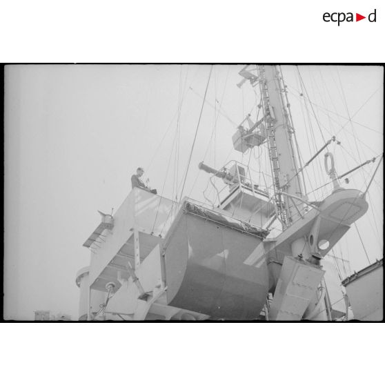 Vue en contre-plongée du château de l'escorteur l'Algérien à quai dans le port d'Alger.