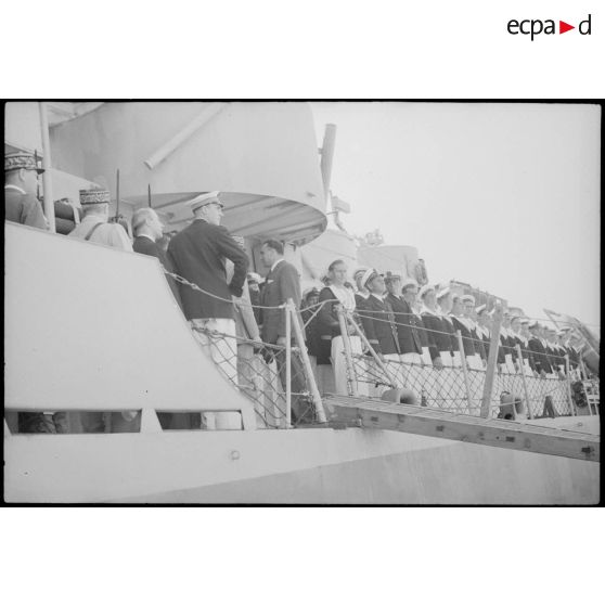 Louis Jacquinot, commissaire à la Marine, est à bord de l'escorteur l'Algérien à quai dans le port d'Alger.