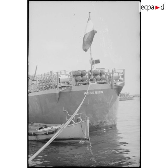 Poupe de l'escorteur l'Algérien à quai dans le port d'Alger.
