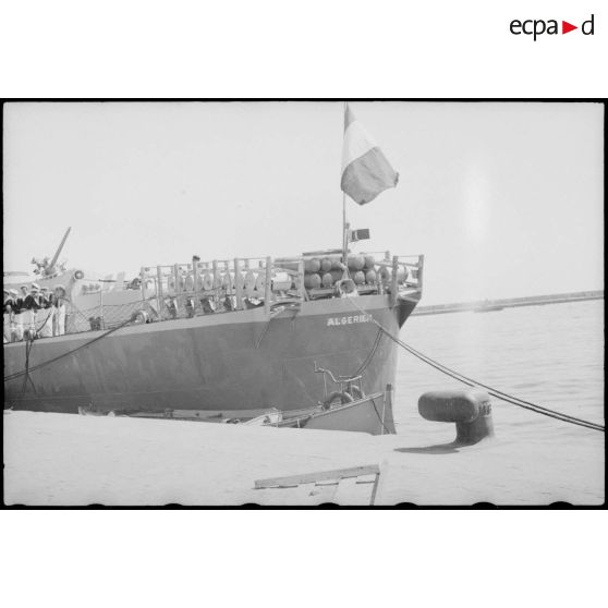Poupe de l'escorteur l'Algérien à quai dans le port d'Alger.