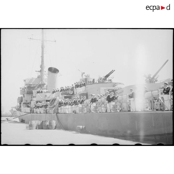 L'équipage de l'escorteur l'Algérien est à la bande sur le navire pour rendre les honneurs aux autorités civiles et militaires.